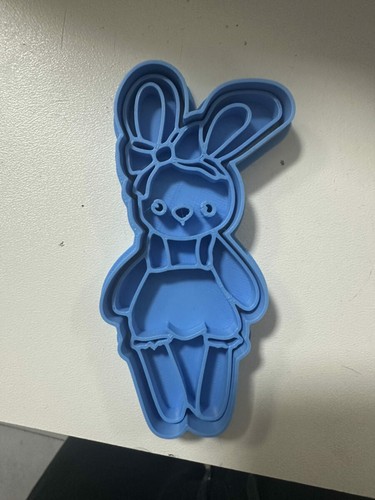 Männlicher hase mit karotte - hase,